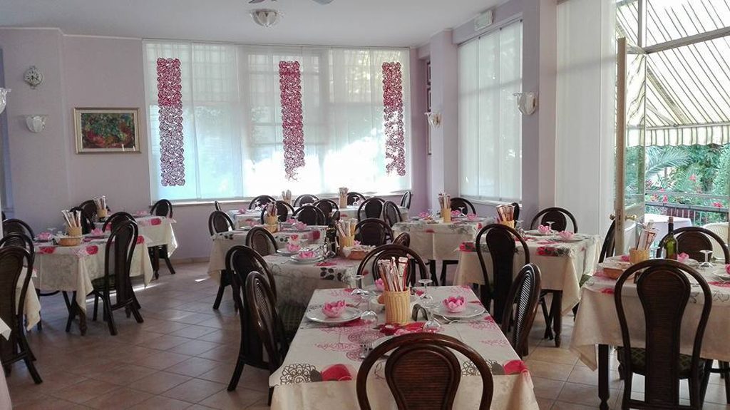 sala-da-pranzo-notte-rosa