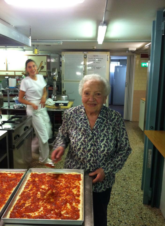 la-nonna-maria-con-la-pizza